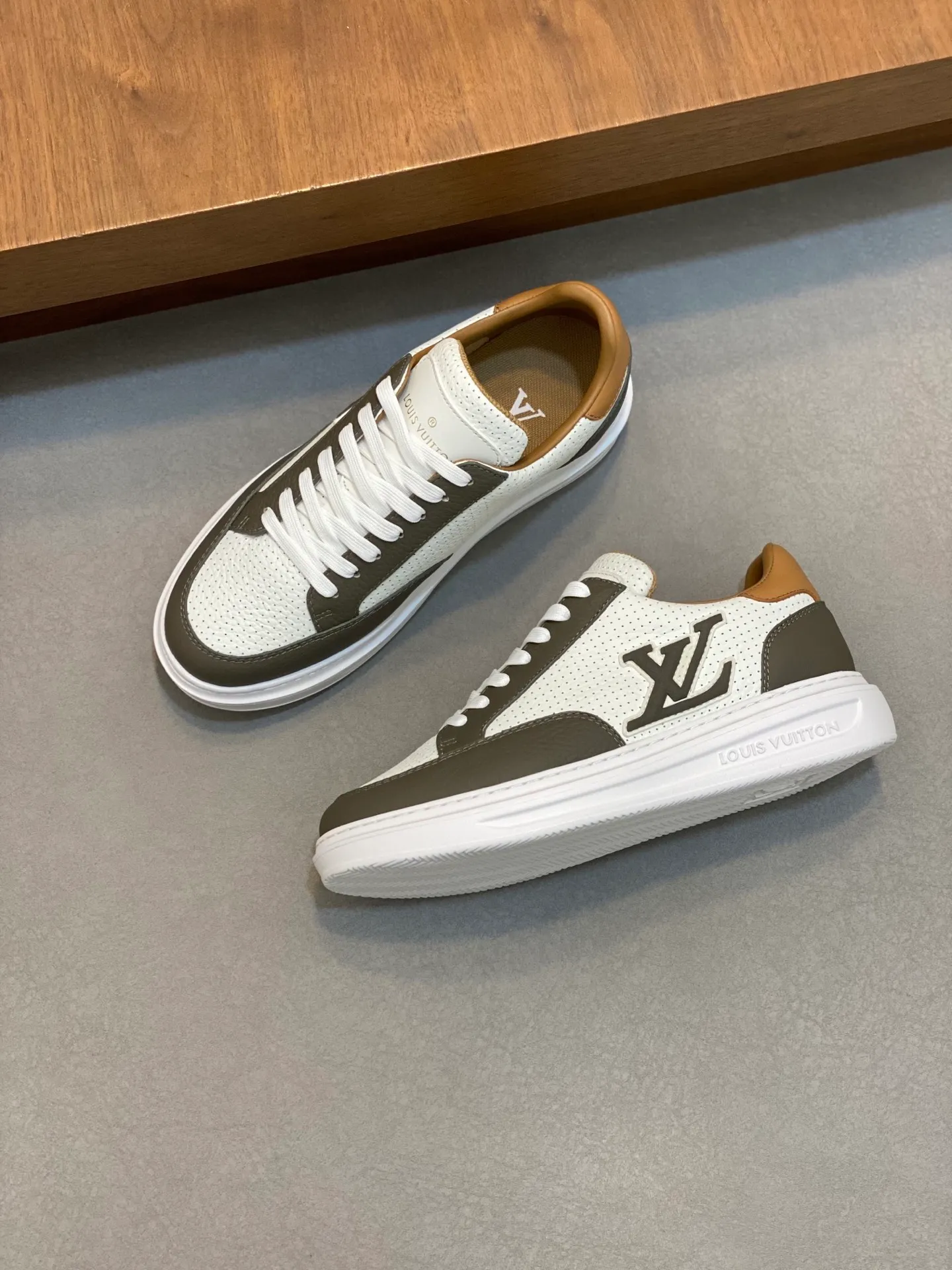 Factory Price: 400💰LV🔍Top Purchasing Agency🇮🇹 Lu Street Boy’s popular sports shoes counter synchronized, uppers imported from Italy cowhide fabric, high-quality complex splicing crafts, imported water-dyed cowhide lining cowhide feet Sole: Original sole provided by the original factory, T men's men's shoes 💰U exclusive movable molded sole, super comfortable, original factory follow-up goods, 🔍🔍high quality, can be entered and exited the counter at will, welcome to compare, code number 39-44 (order 38 45)
